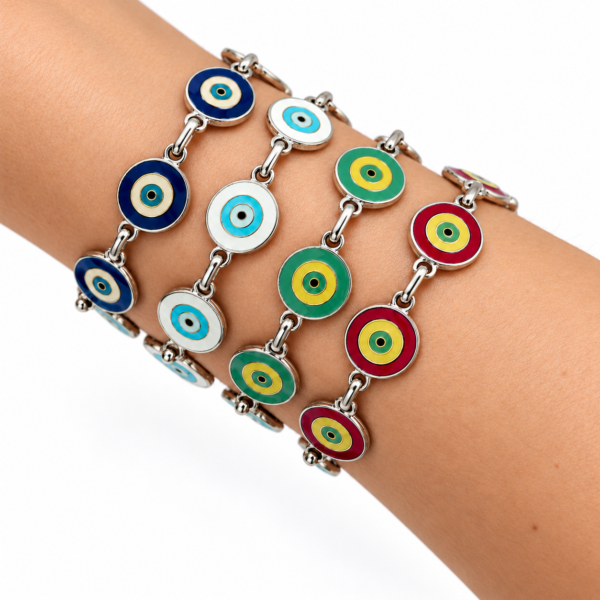 Pulseira de olho grego prateada 1001 em quatro cores, azul-marinho, azul-claro, verde e vermelho, em composição no pulso