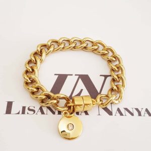 8300a Pulseira Pingente Escrito Harmonia c/ Pedrinha Banho Ouro Elo Grumet-117