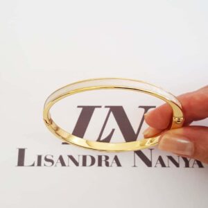 Pulseira Rígida Banho Ouro c/ Detalhe Faixa Branca Fecho Encaixe (17cm)