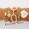 Conjunto 3 Pulseiras Banho Ouro Detalhe Branco Pingentes Flor Fé Pomba Paz