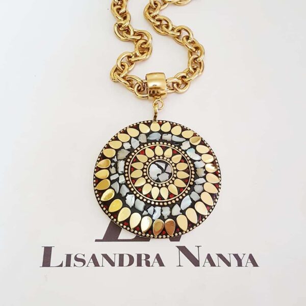 8354c Colar Tibetano Mandala Caquinho Cerâmica Branca Corrente Aço Banho Ouro