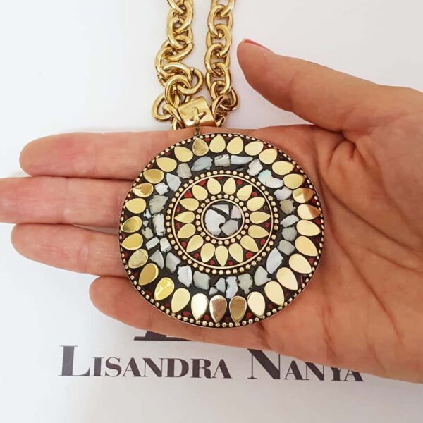 8354d Colar Tibetano Mandala Caquinho Cerâmica Branca Corrente Aço Banho Ouro