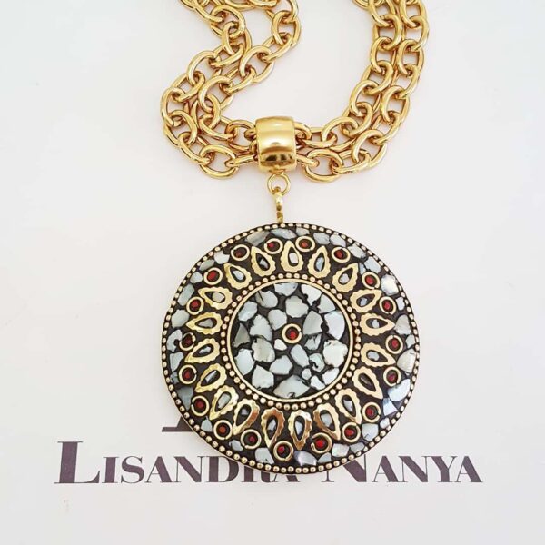 8355d Colar Tibetano Mandala Caquinho Cerâmica Branca Corrente Aço Banho Ouro