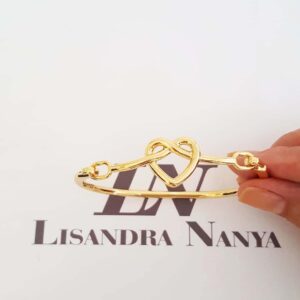 Pulseira Rígida Coração Nó Metal Banho Ouro Fecho Encaixe (17cm)