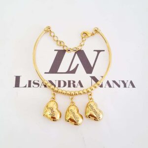 Pulseira Rígida 3 Pingentes Corações Banho Ouro Fechamento Encaixe