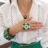 Pulseira Tibetana Resina Verde Detalhes em Latão Polido s/ Banho