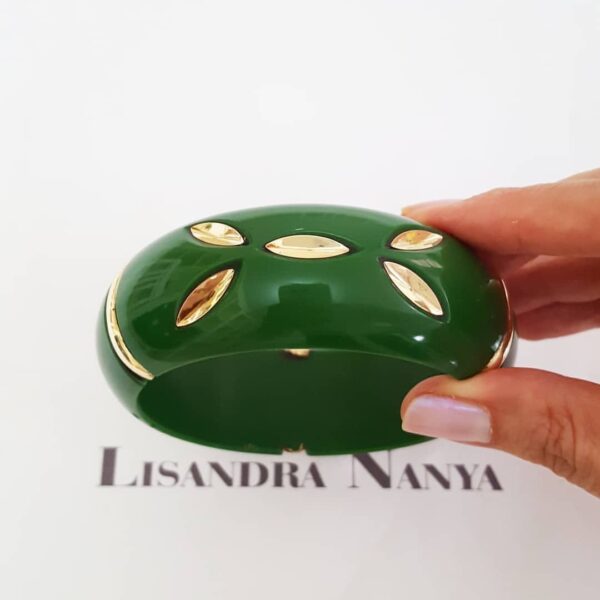 Pulseira Tibetana Resina Verde Detalhes em Latão Polido s/ Banho