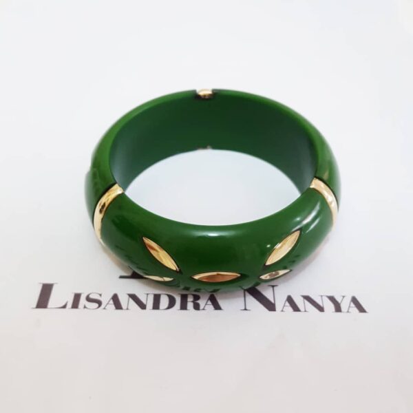 Pulseira Tibetana Resina Verde Detalhes em Latão Polido s/ Banho