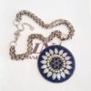 Colar Tibetano Prateado Curto 50cm Pingente Grande Caquinho Azul Marinho Colar Tibetano Prateado Caquinho Cerâmica Azul 2 Voltas Elo Português-106