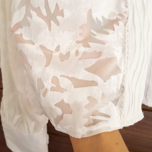 Camisa Feminina Manga Longa Branca Trabalhada Botões Forrados