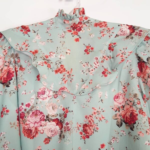 Blusa Feminina Manga Longa Floral c/ Babado Frontal Botões Forrados