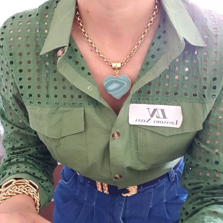 Colar Dourado Pingente Coração Pedra Mineral Ágata Verde Banho Lateral