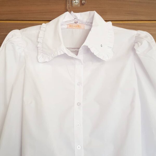 Camisa Branca Feminina Manga Princesa Longa Babados no Colarinho
