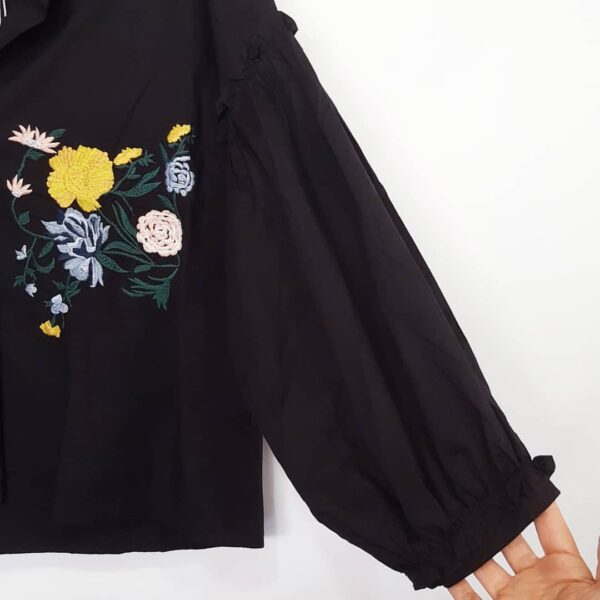 Blusa Feminina Estilo Bata Bordados Frontais Manga 3/4 Bufante Botões Embutidos
