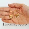 Brinco Dourado Semi Argola Pequeno Tarracha c/ Penduricalhos