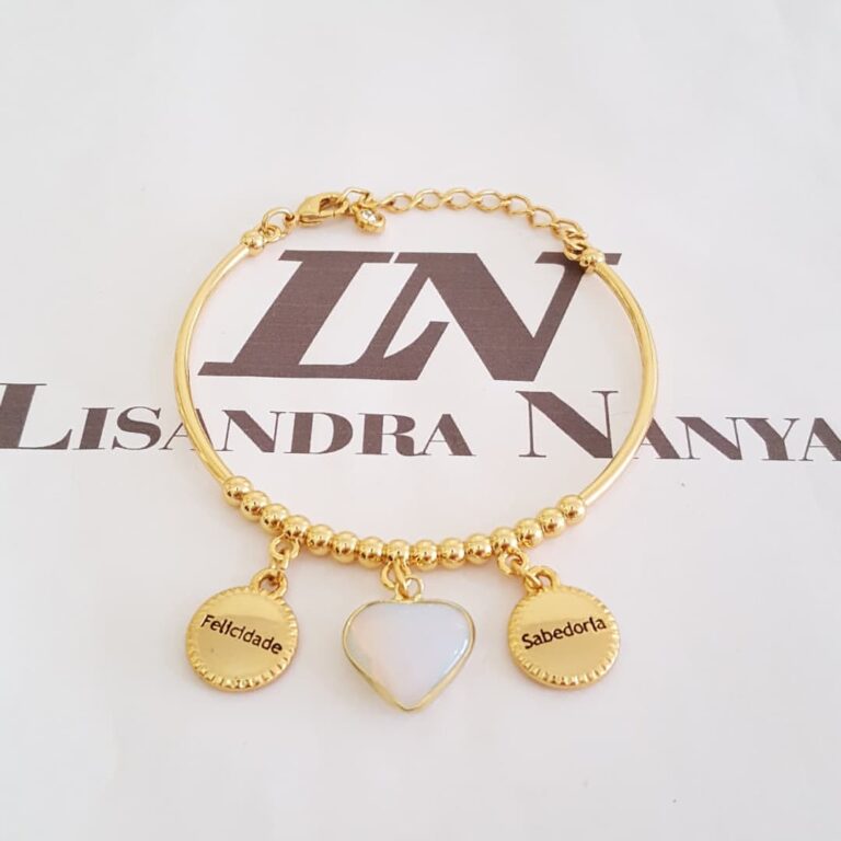 Pulseira Rígida Aberta Pedra Mineral Branca Banho Ouro Pingente Redondo Escrito