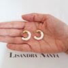 Brinco Meia Argola Médio Resina Branca/Offwhite Detalhe Banho Ouro