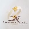 Pulseira Rígida Branca Detalhe Banho Ouro Fechamento Encaixe