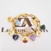 Pulseira Dourada Corrente Aço Banho Ouro Elo Retangular-24 Pingentes Moedas Escritas e Mini Corações Pedra Mineral 18cm
