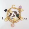 Pulseira Dourada Corrente Aço Banho Ouro Elo Grumet-73 Pingentes Moedas Escritas e Mini Corações Pedra Mineral 18cm