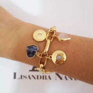 Pulseira Dourada Corrente Aço Banho Ouro Elo Retangular-24 Pingentes Moedas Escritas e Mini Corações Pedra Mineral 18cm