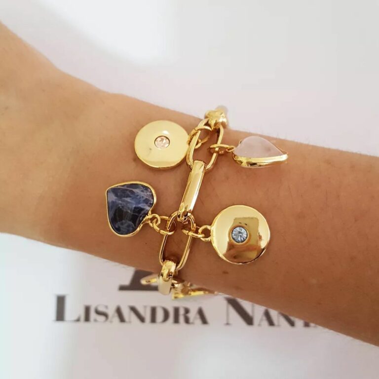 Pulseira Dourada Corrente Aço Banho Ouro Elo Retangular-24 Pingentes Moedas Escritas e Mini Corações Pedra Mineral 18cm
