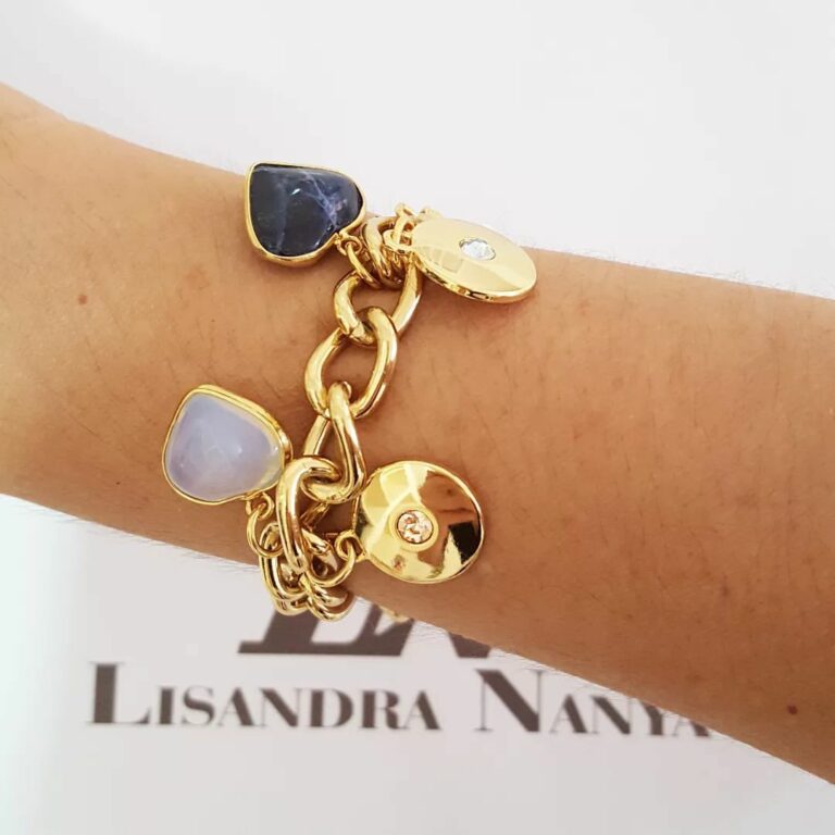 Pulseira Dourada Corrente Aço Banho Ouro Elo Grumet-73 Pingentes Moedas Escritas e Mini Corações Pedra Mineral 18cm
