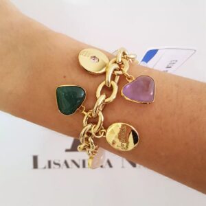 Pulseira Dourada Corrente Aço Banho Ouro Elo Cadeado-93 Pingentes Moedas Escritas e Mini Corações Pedra Mineral 18cm