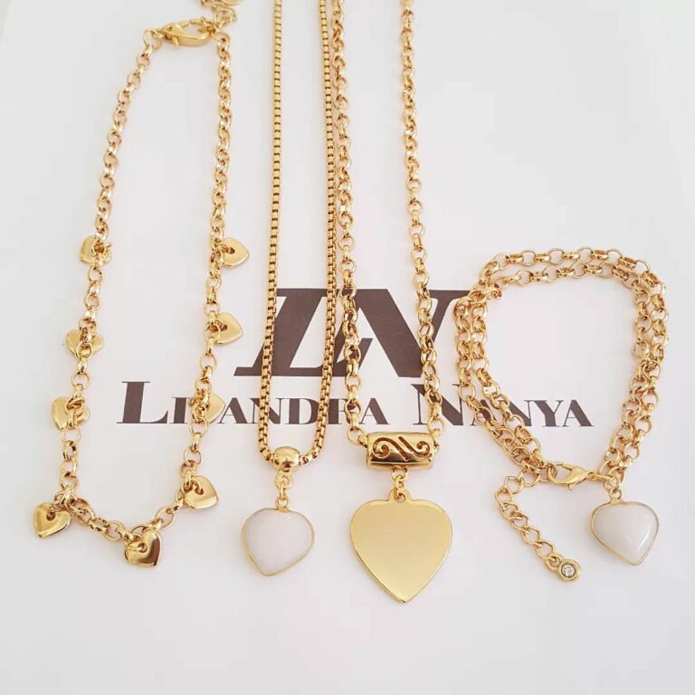 Conjunto Dourado 3 Colares + 1 Pulseira Corrente Aço Banho Ouro Pingentes Corações Fecho Mosquete