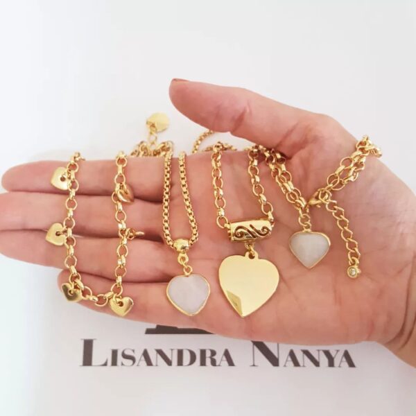 Conjunto Dourado 3 Colares + 1 Pulseira Corrente Aço Banho Ouro Pingentes Corações Fecho Mosquete