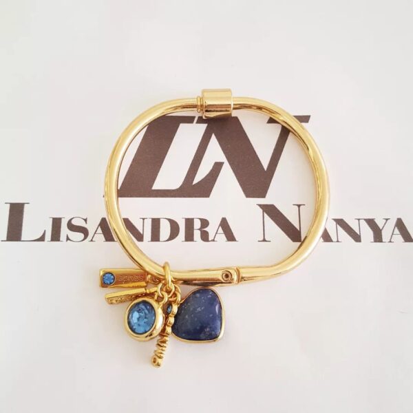 Pulseira Rígida Dourada Metal Banho Ouro Pingente Coração Pedra Mineral Sodalita + Penduricalhos Fechamento Rosca 17cm