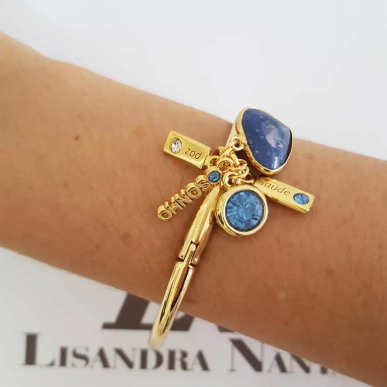 Pulseira Rígida Dourada Metal Banho Ouro Pingente Coração Pedra Mineral Sodalita + Penduricalhos Fechamento Rosca 17cm