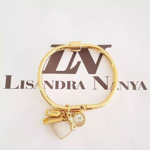 Pulseira Rígida Dourada Metal Banho Ouro Pingente Pedra Mineral Coração Quartzo Branco + Penduricalhos Fechamento Rosca 17cm