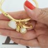 Pulseira Rígida Dourada Metal Banho Ouro Pingente Pedra Mineral Coração Quartzo Branco + Penduricalhos Fechamento Rosca 17cm