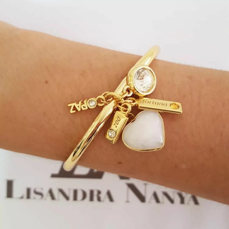 Pulseira Rígida Dourada Metal Banho Ouro Pingente Pedra Mineral Coração Quartzo Branco + Penduricalhos Fechamento Rosca 17cm