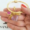 Pulseira Rígida Dourada Metal Banho Ouro Pingente Pedra Mineral Coração Ametista + Penduricalhos Fechamento Rosca 17cm