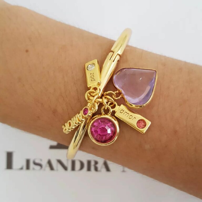 Pulseira Rígida Dourada Metal Banho Ouro Pingente Pedra Mineral Coração Ametista + Penduricalhos Fechamento Rosca 17cm