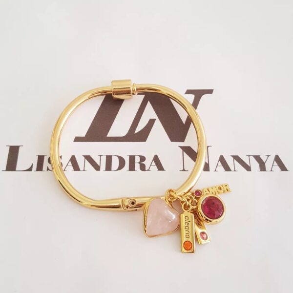 Pulseira Rígida Dourada Metal Banho Ouro Pingente Pedra Mineral Coração Quartzo Rosa + Penduricalhos Fechamento Rosca 17cm