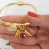 Pulseira Rígida Dourada Metal Banho Ouro Pingente Pedra Mineral Coração Quartzo Rosa + Penduricalhos Fechamento Rosca 17cm