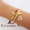 Pulseira Rígida Dourada Metal Banho Ouro Pingente Pedra Mineral Coração Quartzo Rosa + Penduricalhos Fechamento Rosca 17cm
