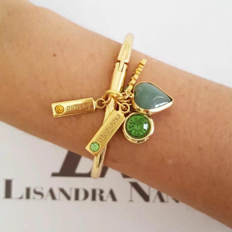 Pulseira Rígida Dourada Metal Banho Ouro Pingente Pedra Mineral Coração Quartzo Verde + Penduricalhos Fechamento Rosca 17cm