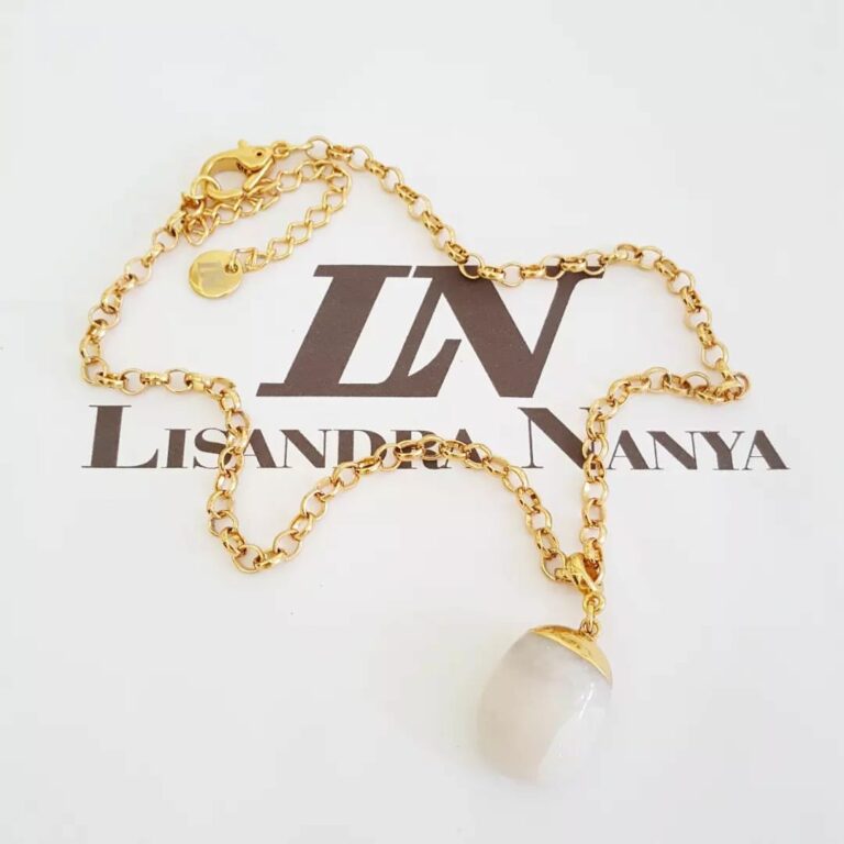 Colar Choker Dourado Corrente Aço Banho Ouro Português-130 Pingente Pedra Rolada Quartzo Branco 38cm