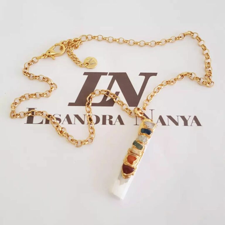 8722f Colar Médio Dourado Corrente Aço Banho Ouro Elo Português-130 Pingente Selenita Pedrinhas Coloridas 55cm