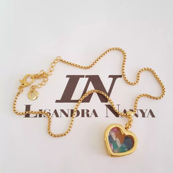 Colar Curto Dourado Corrente Aço Banho Ouro Elo Português-130 Pingente Relicário Coração Caquinhos de Pedras 40cm