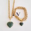 Conjunto Dourado Pulseira e Colar Corrente Aço Banho Ouro Elo Português-106 Pingente Pedra Mineral Quartzo Verde Coração