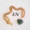 Conjunto Dourado Pulseira e Colar Corrente Aço Banho Ouro Elo Português-106 Pingente Pedra Mineral Quartzo Verde Coração