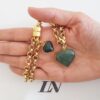 Conjunto Dourado Pulseira e Colar Corrente Aço Banho Ouro Elo Português-106 Pingente Pedra Mineral Quartzo Verde Coração