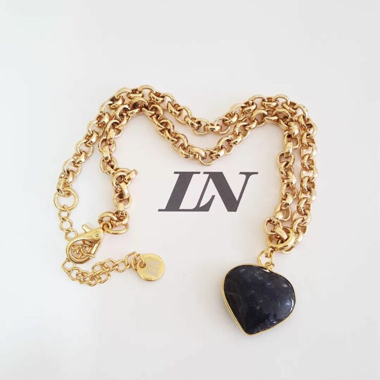 Colar Curto Dourado Corrente Aço Banho Ouro Elo Português-106 Pingente Coração Pedra Mineral Natural Sodalita Azul 40cm