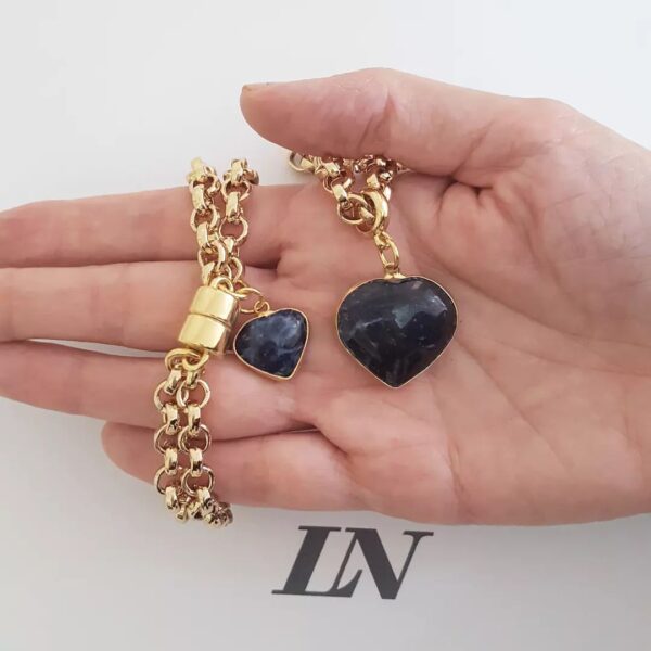 Conjunto Dourado Pulseira e Colar Corrente Aço Banho Ouro Elo Português-106 Pingente Pedra Mineral Sodalita Coração