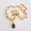 Colar Curto Dourado Corrente Metal Banho Ouro Elo Retangular Grande Pingente Gota Pedra Quartzo Verde 40cm